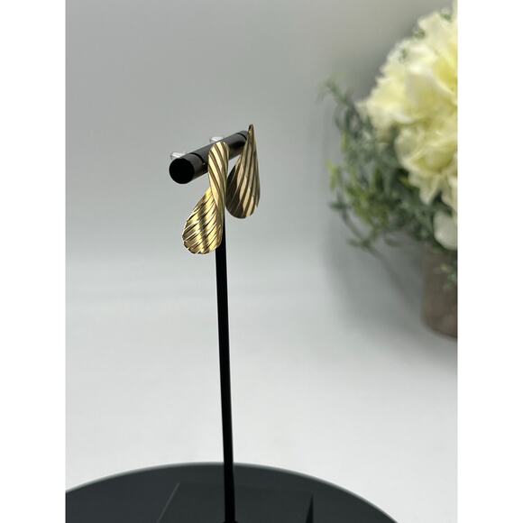 Vintage 14K Signed Yellow Gold Leaf Ribbed Curved Textured Organic Earrings - Picture 4 of 15